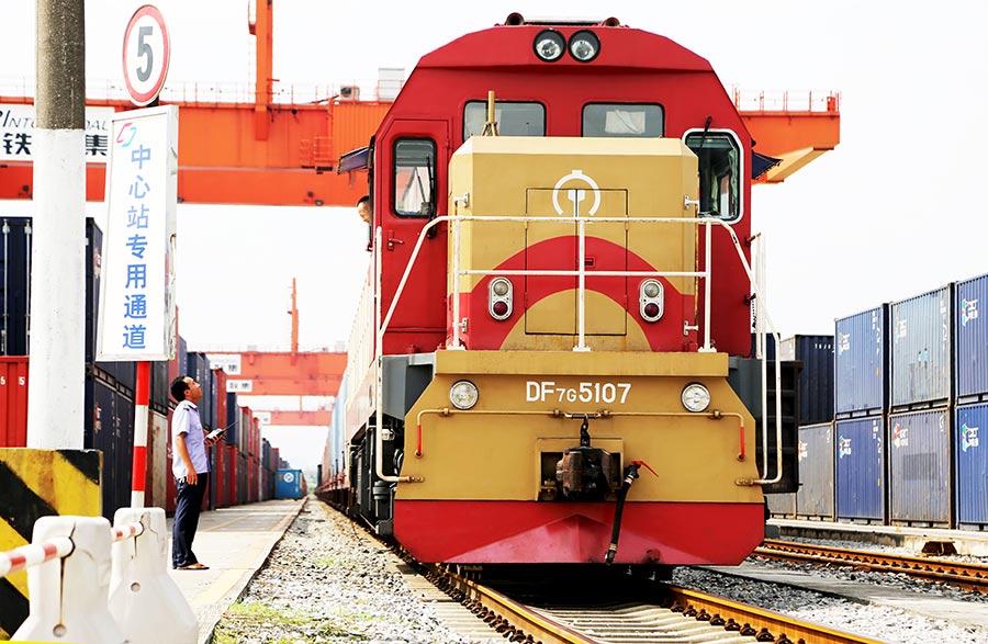 2014-08-30-首趟整車進(jìn)口班列抵達(dá)團(tuán)結(jié)村鐵路口岸，80輛奔馳、寶馬、大眾.jpg